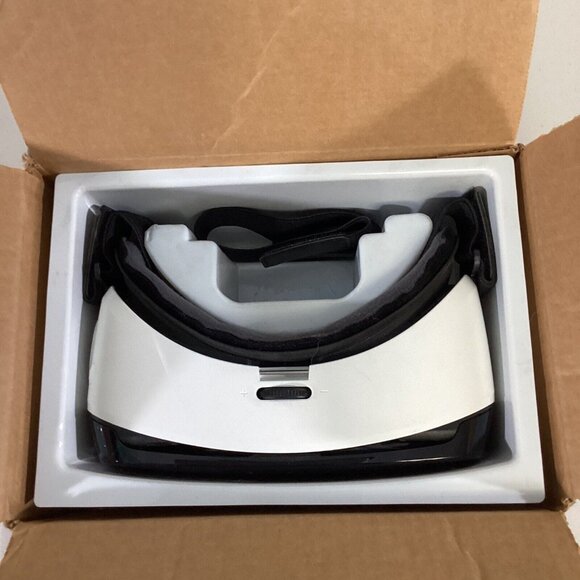 Samsung Gear VR  Headset Virtual Reality White - UNTESTED - Picture 4 of 4